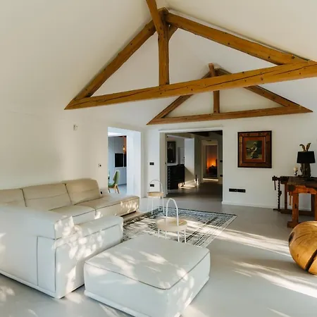 Lisa - With Swimming Pool And Huge Garden Villa