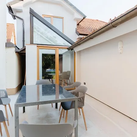 Lisa - With Swimming Pool And Huge Garden Villa